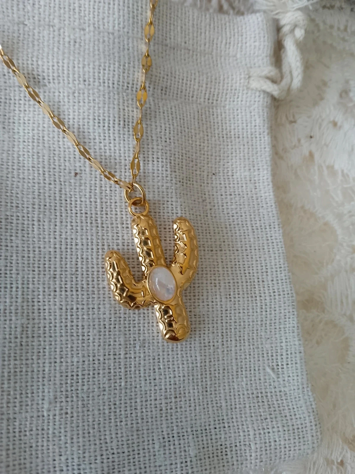 Collier pendentif cactus doré avec pierre de lune blanche reflets bleutés